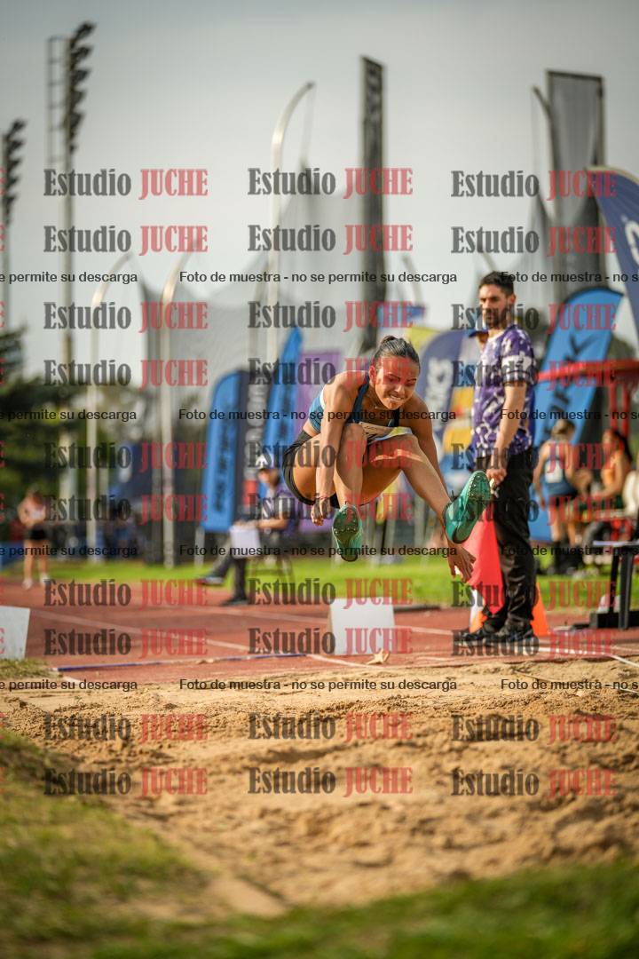 Fotos del salto en largo de mujeres