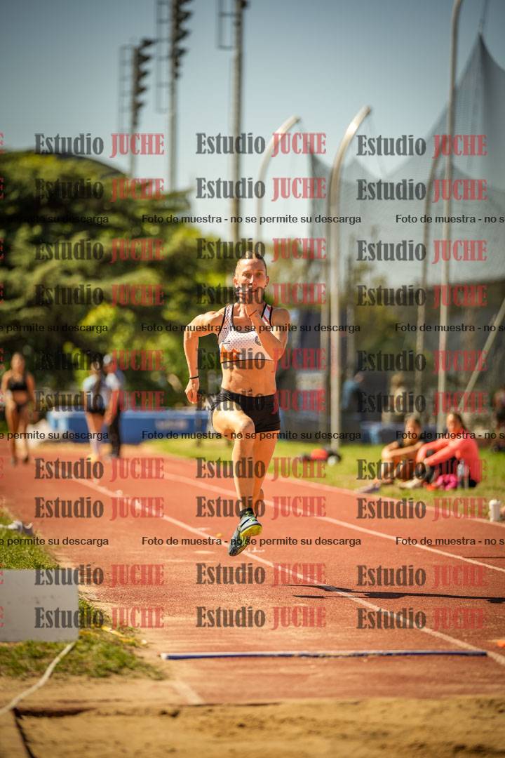 Fotos del salto en largo de mujeres