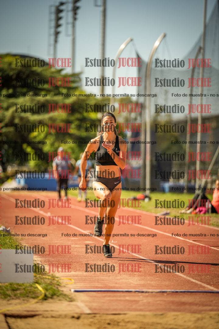 Fotos del salto en largo de mujeres