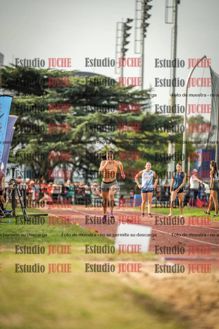 Fotos del salto en largo de mujeres