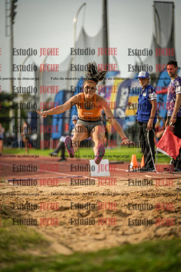 Fotos del salto en largo de mujeres