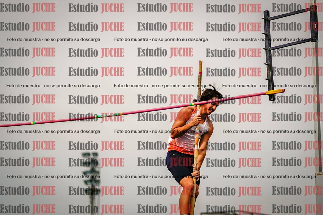 Fotos del salto con garrocha de mujeres y varones