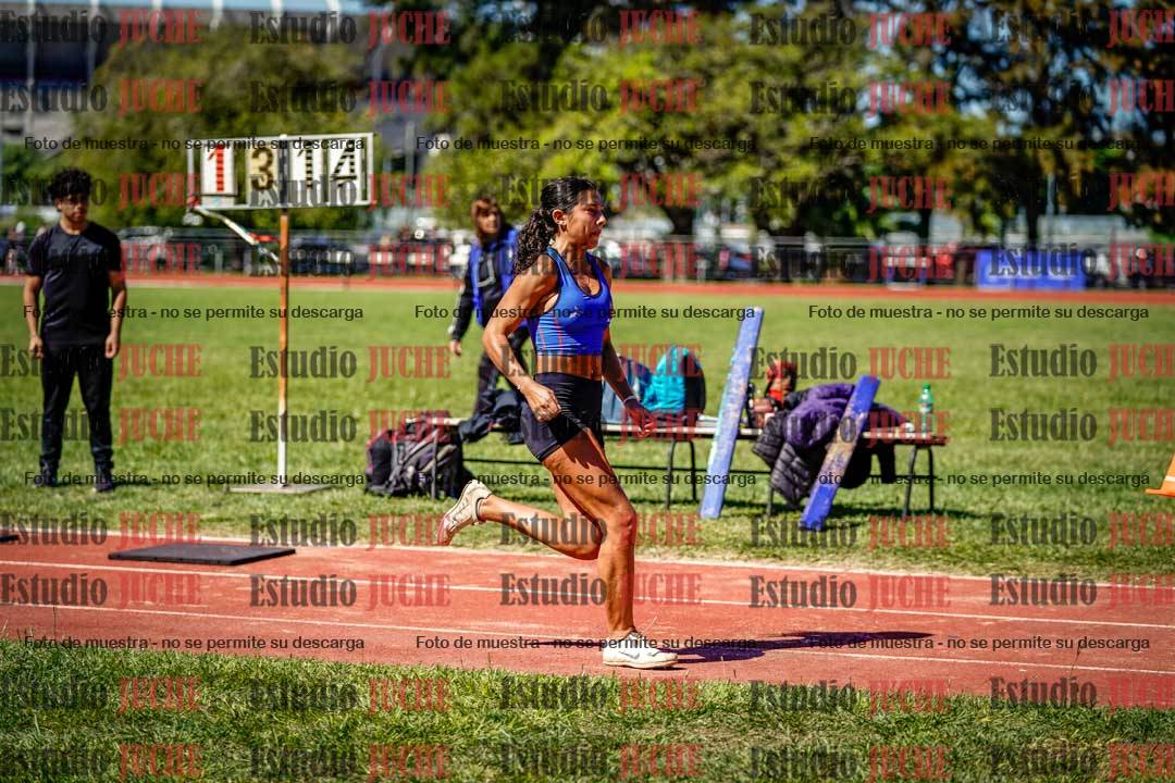 Fotos del salto en largo de mujeres