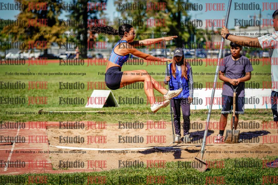 Fotos del salto en largo de mujeres