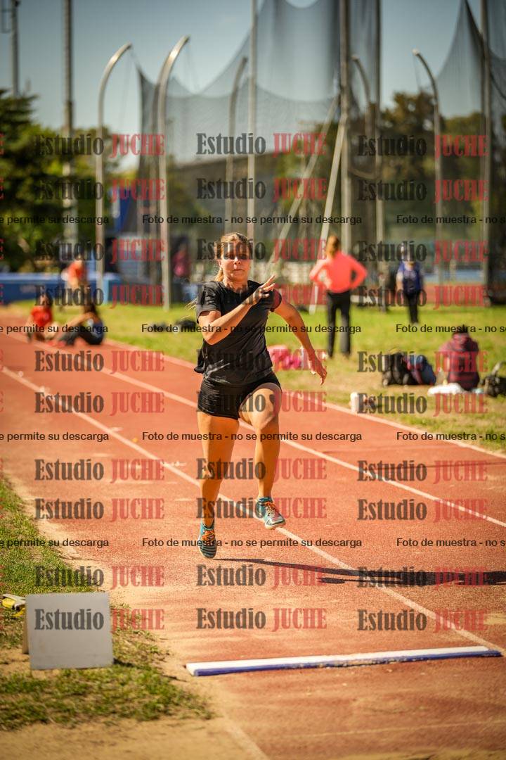 Fotos del salto en largo de mujeres