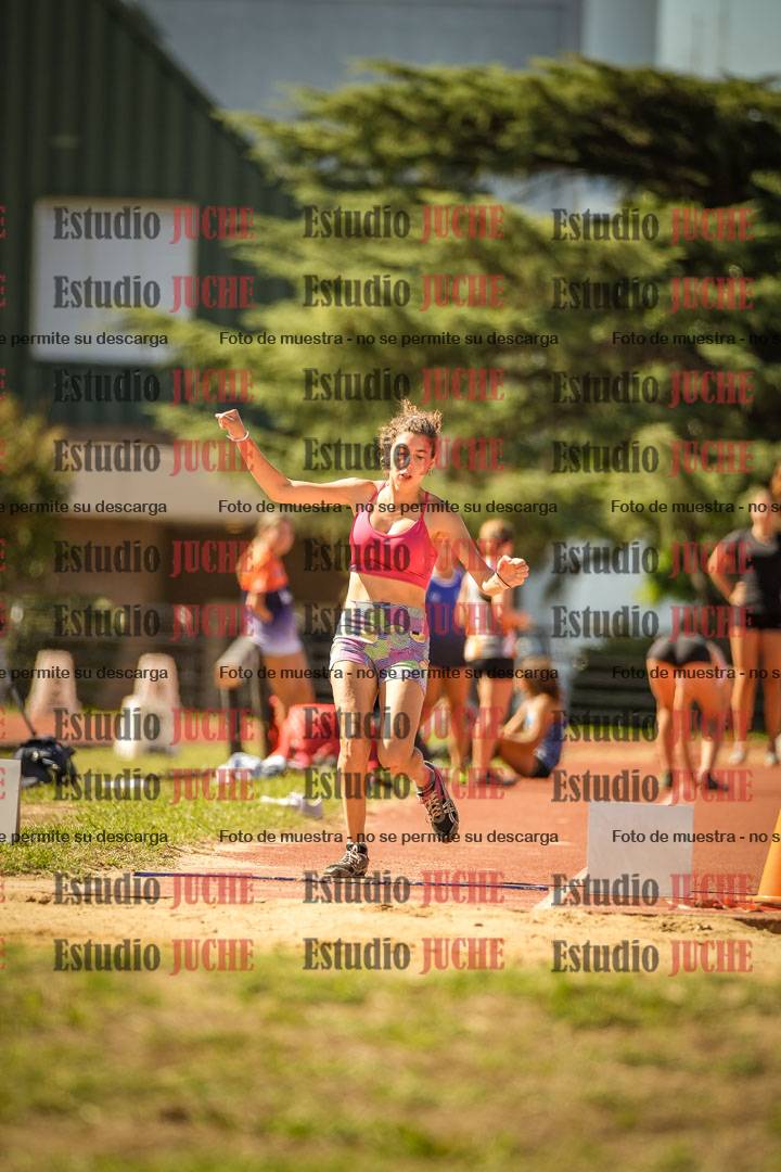 Fotos del salto en largo de mujeres