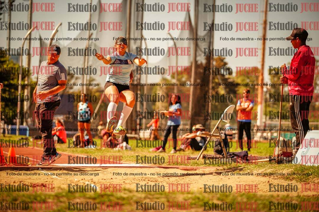 Fotos del salto en largo de mujeres