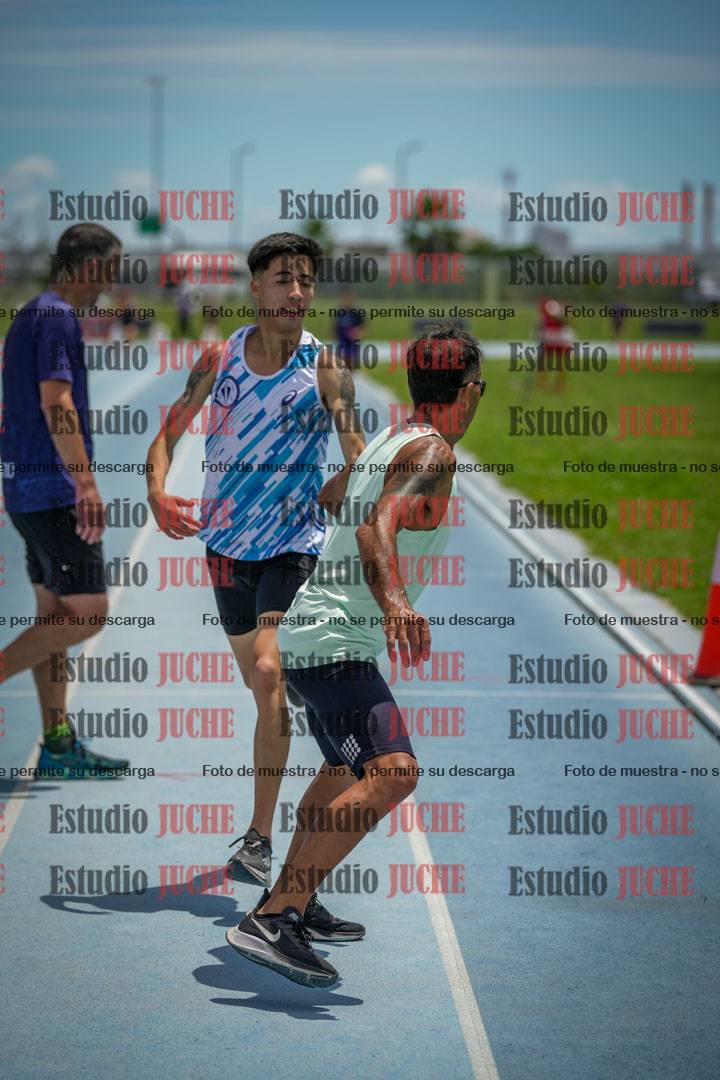 Fotos durante el transcurso de los relevos 20' para running teams - serie 2