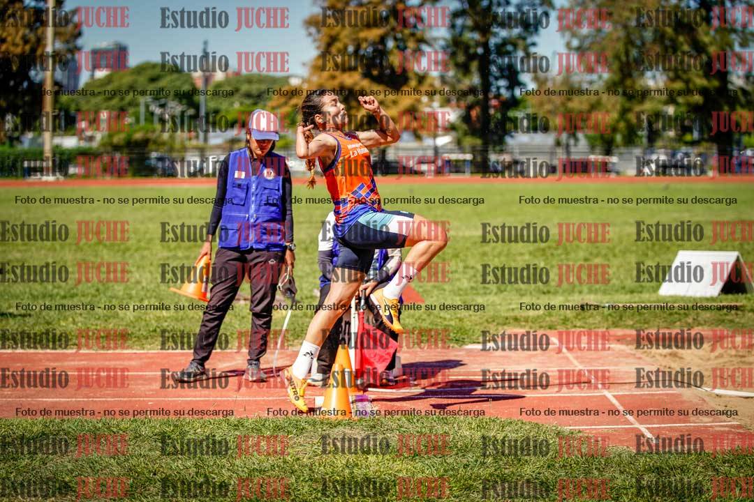 Fotos del salto en largo de mujeres