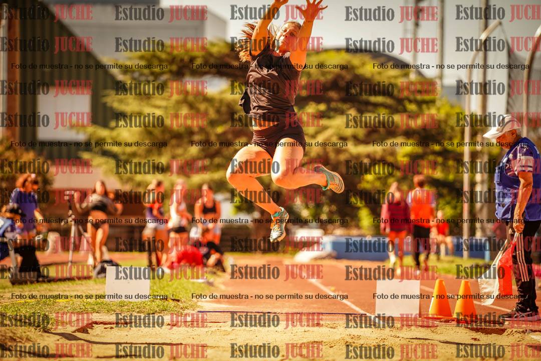 Fotos del salto en largo de mujeres