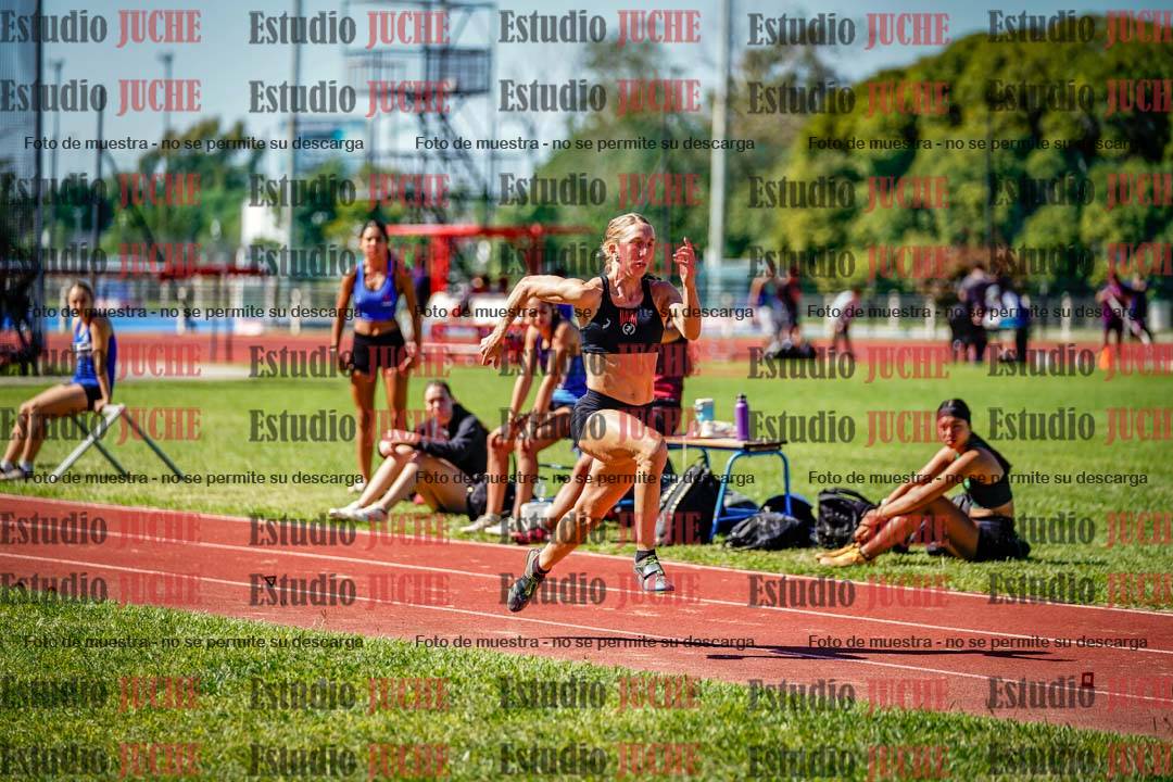 Fotos del salto en largo de mujeres