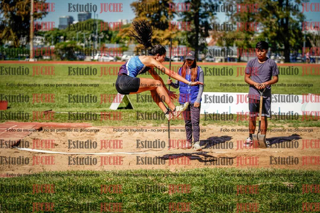 Fotos del salto en largo de mujeres