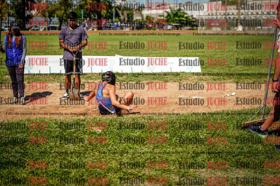 Fotos del salto en largo de mujeres