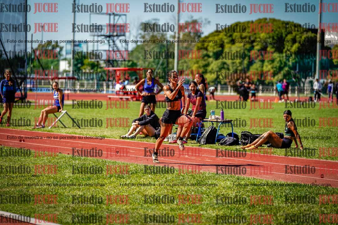 Fotos del salto en largo de mujeres