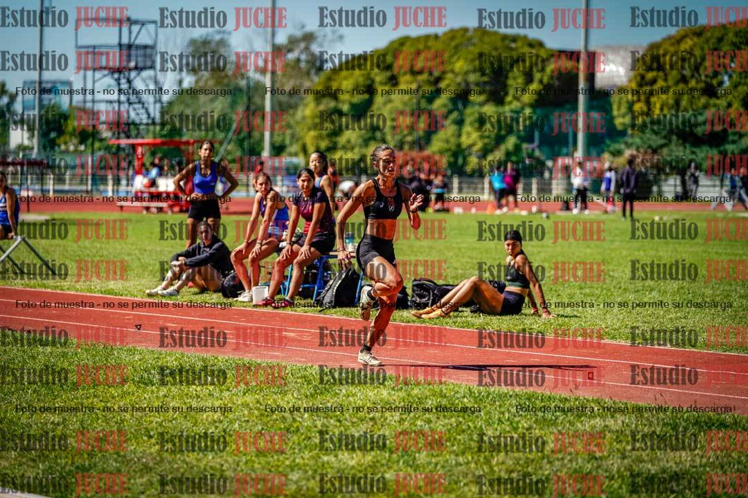 Fotos del salto en largo de mujeres