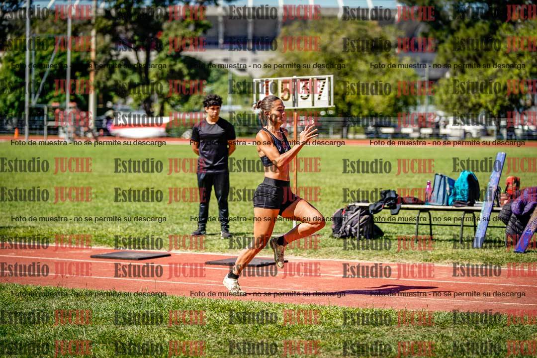Fotos del salto en largo de mujeres