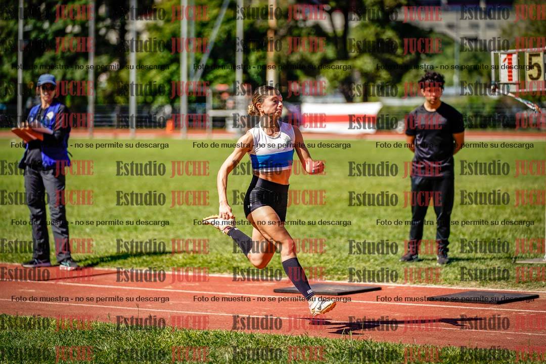 Fotos del salto en largo de mujeres