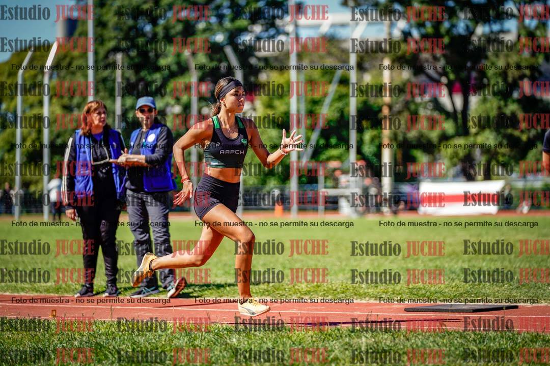 Fotos del salto en largo de mujeres