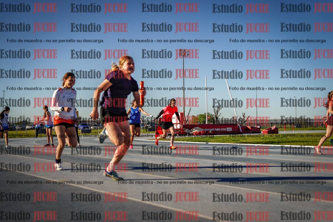 Fotos de las postas 5x80 m de mujeres
