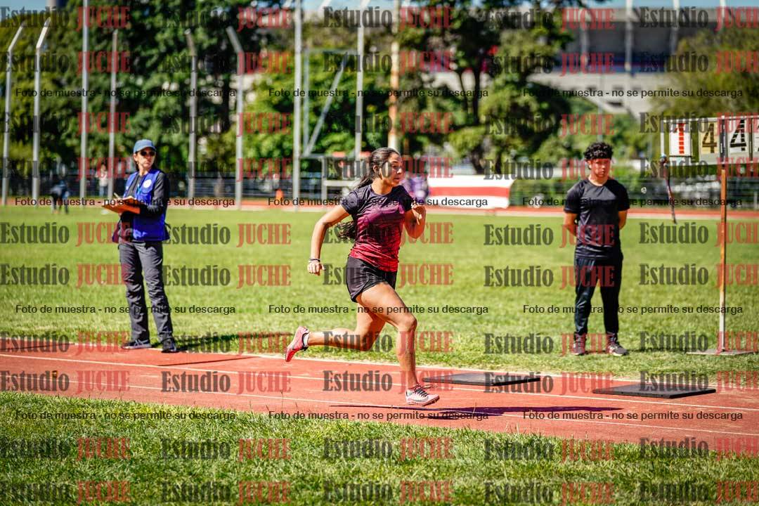 Fotos del salto en largo de mujeres
