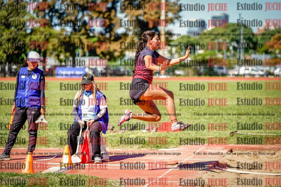 Fotos del salto en largo de mujeres