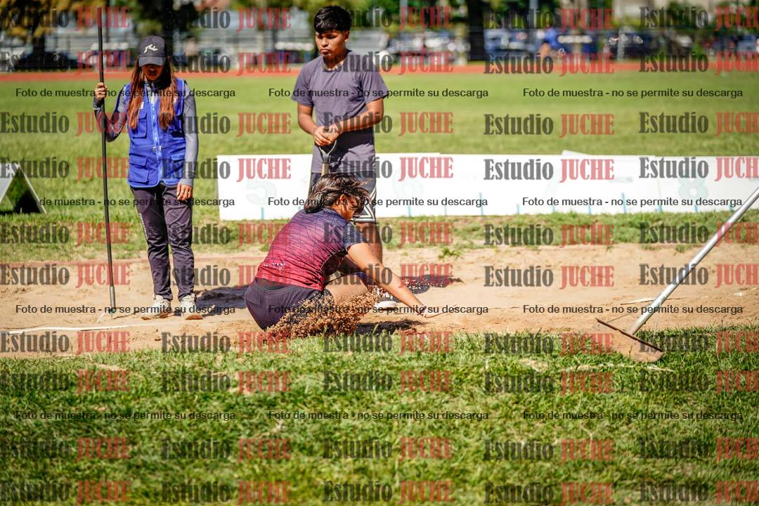 Fotos del salto en largo de mujeres