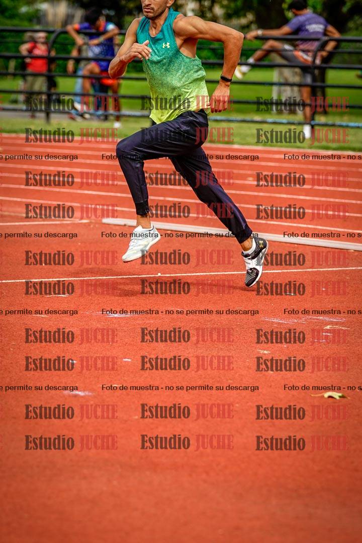 Fotos del salto en alto de mujeres y varones