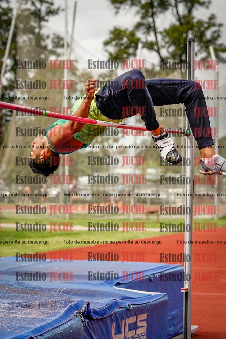 Fotos del salto en alto de mujeres y varones
