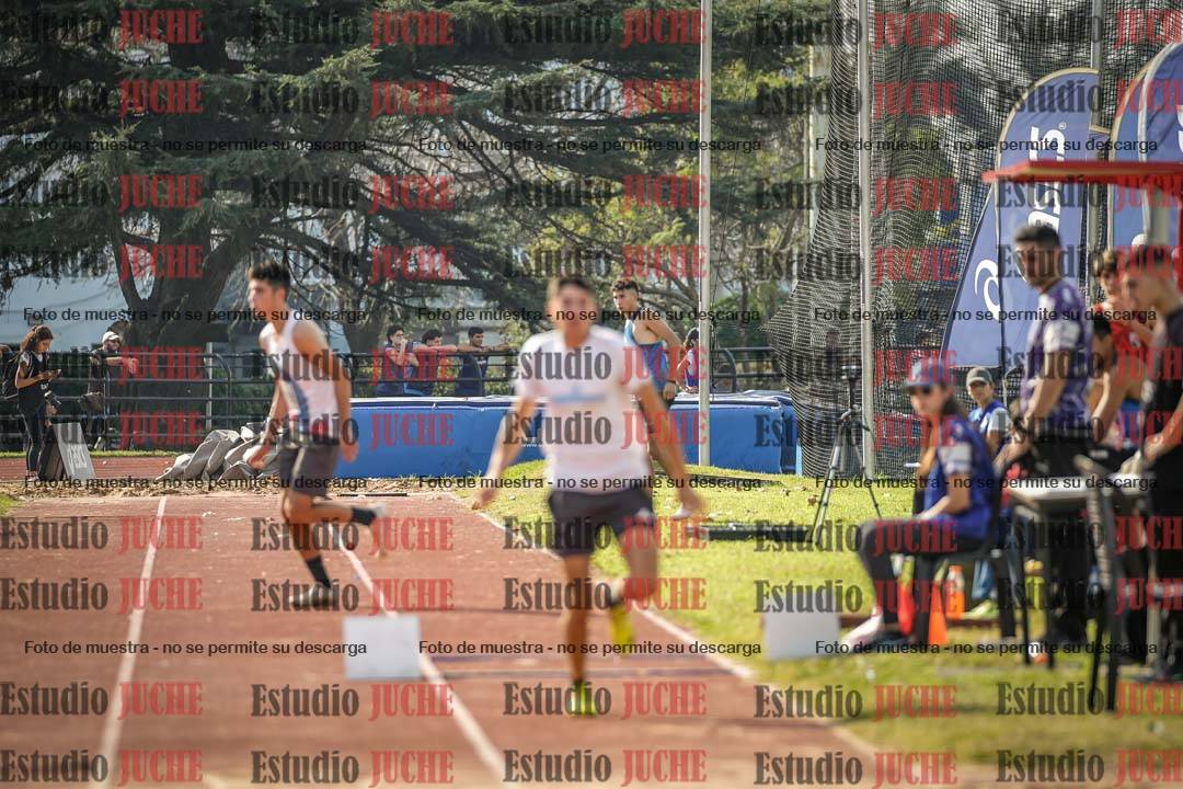 Fotos del salto en largo de varones