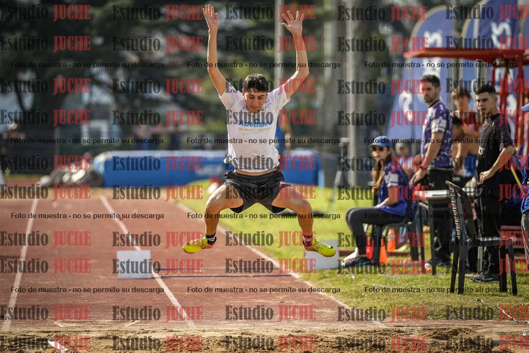 Fotos del salto en largo de varones