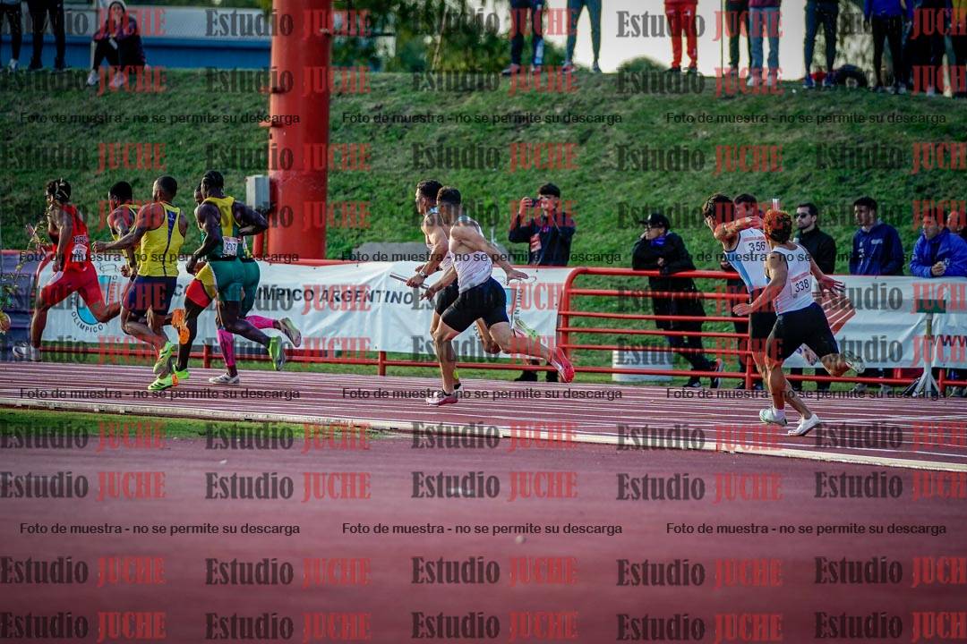 Fotos de las postas 4x100 m de varones - serie 1