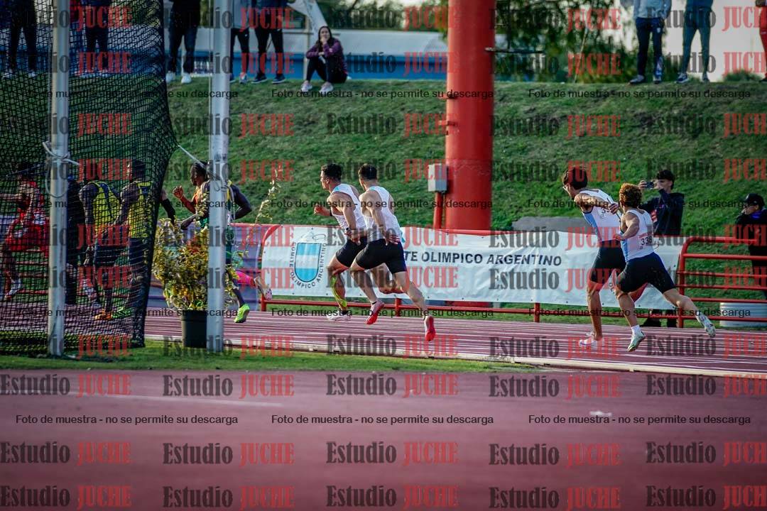 Fotos de las postas 4x100 m de varones - serie 1