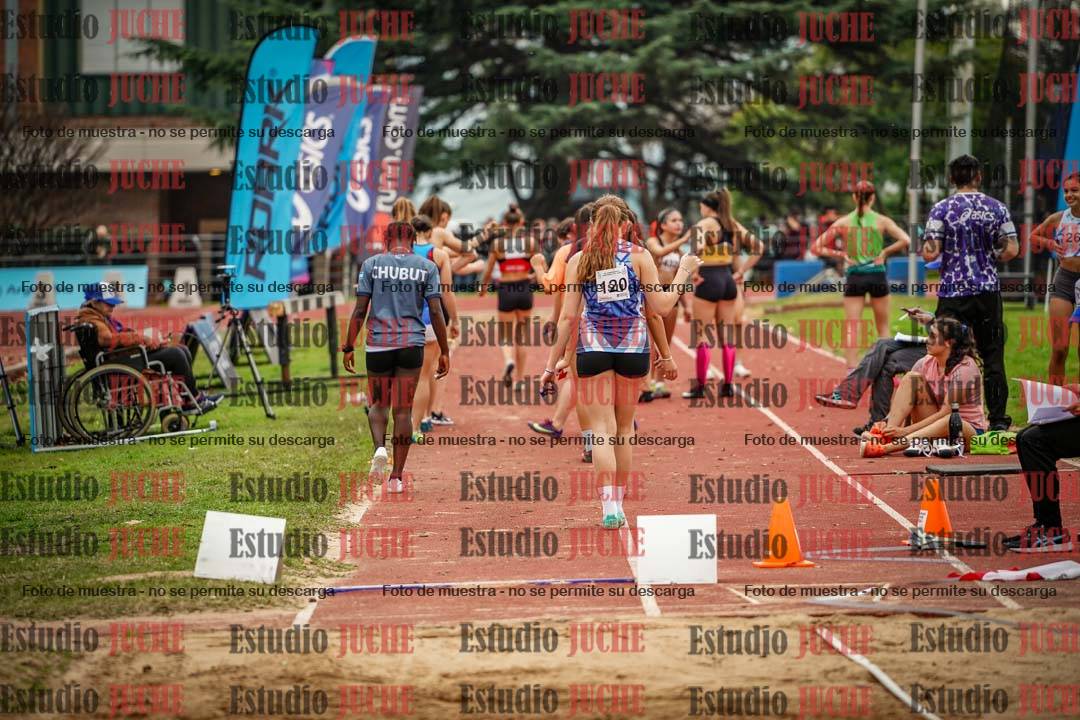 Fotos del salto en largo de mujeres