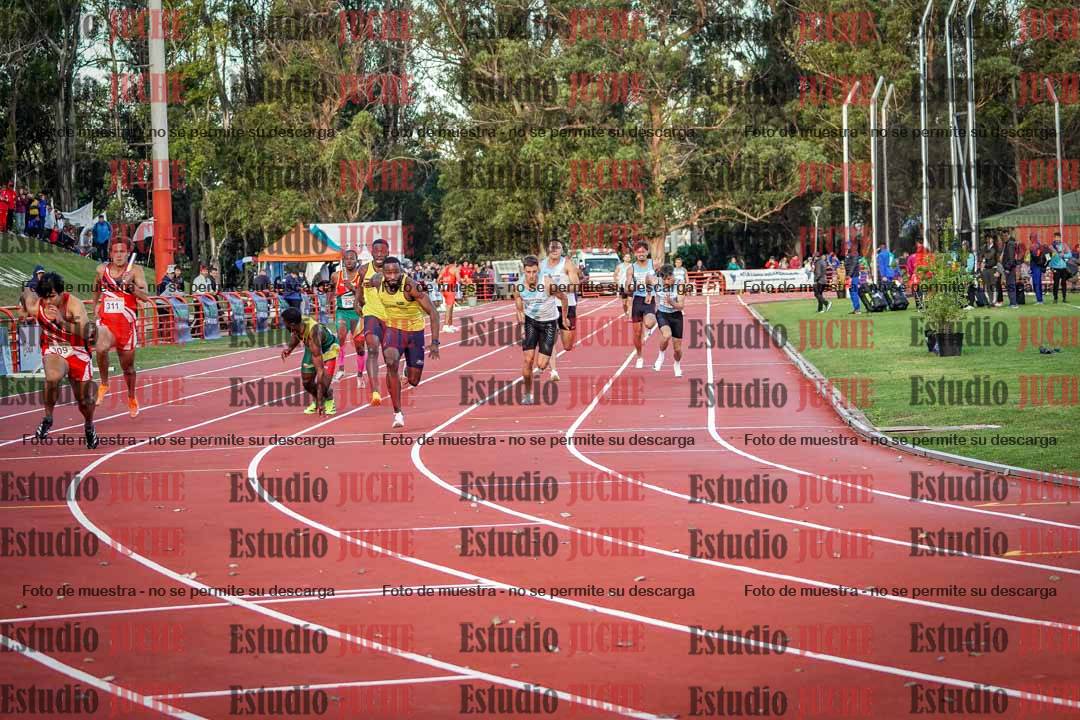 Fotos de las postas 4x100 m de varones - serie 1