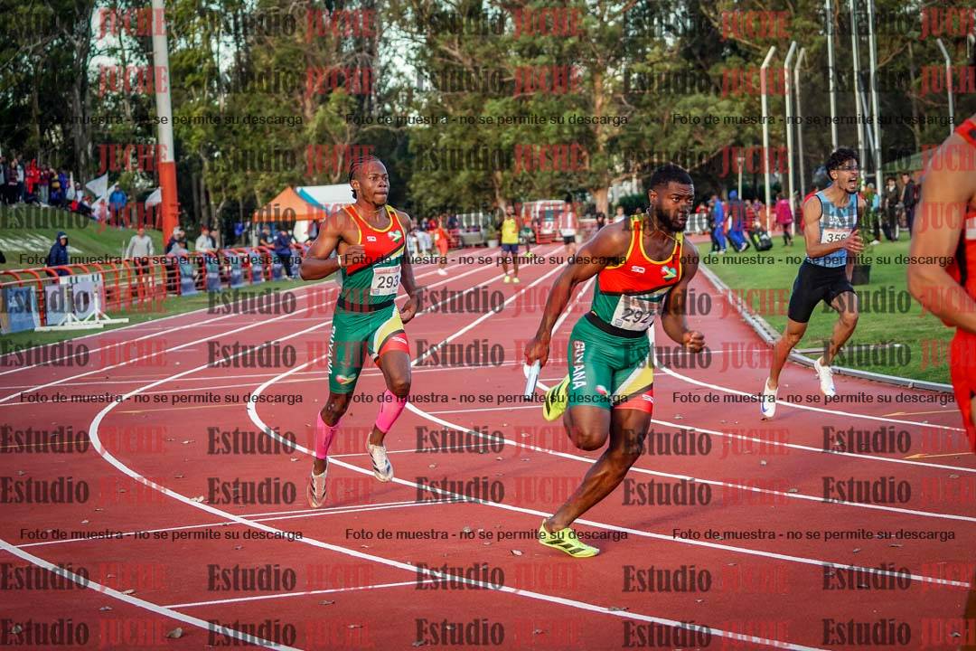 Fotos de las postas 4x100 m de varones - serie 1