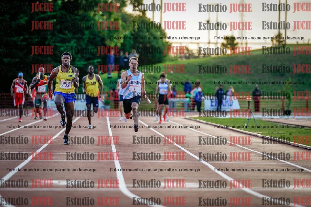 Fotos de las postas 4x100 m de varones - serie 1