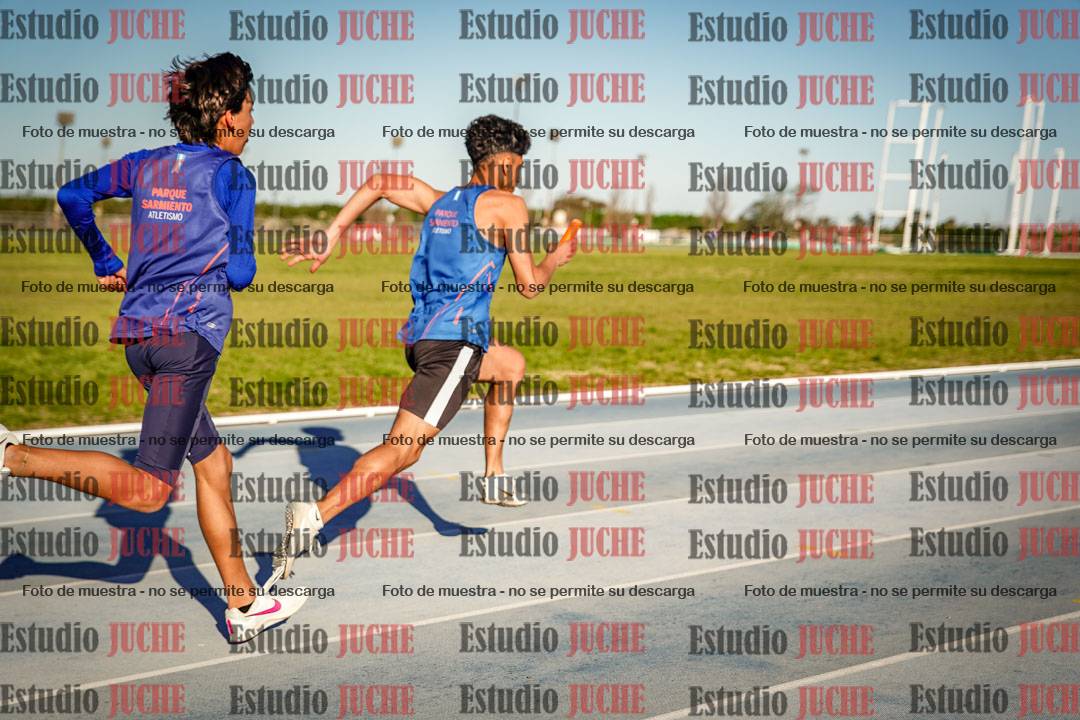 Fotos de las postas 5x80 m de varones