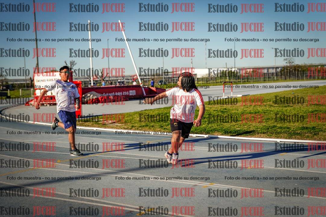 Fotos de las postas 5x80 m de varones