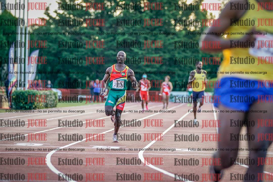 Fotos de las postas 4x100 m de varones - serie 1