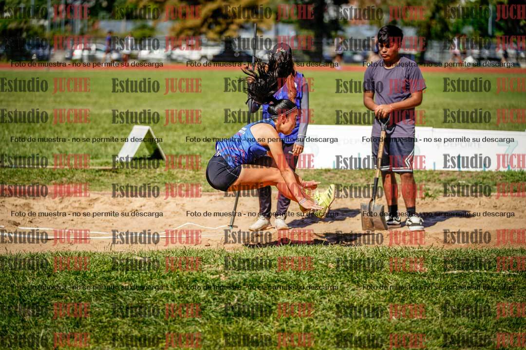Fotos del salto en largo de mujeres