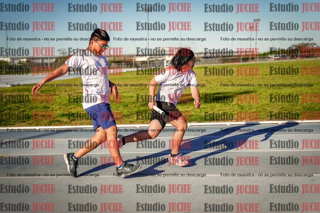 Fotos de las postas 5x80 m de varones