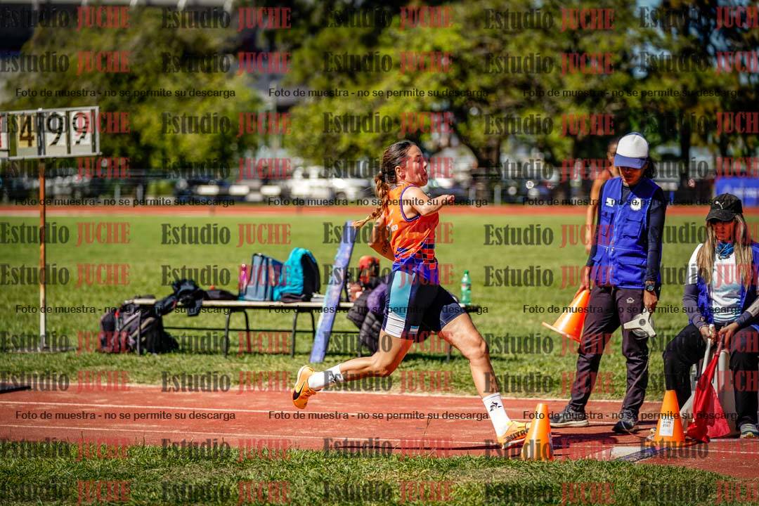 Fotos del salto en largo de mujeres