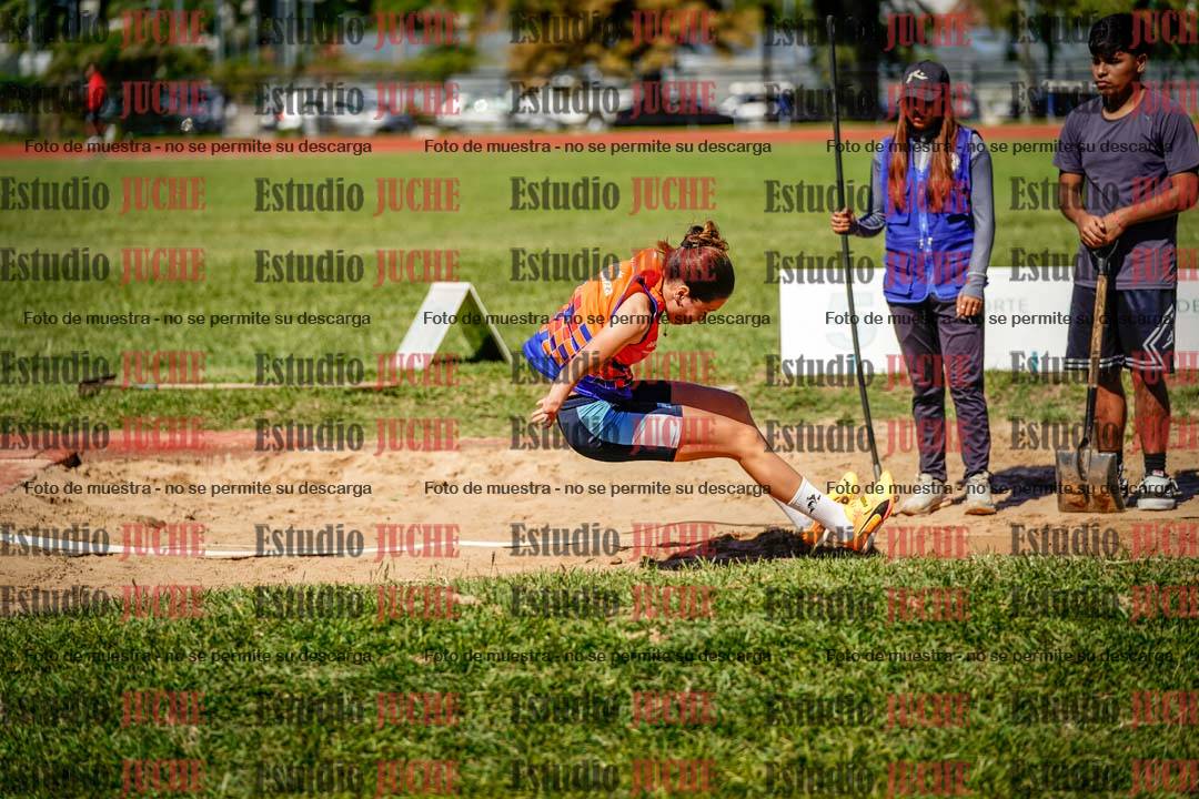 Fotos del salto en largo de mujeres