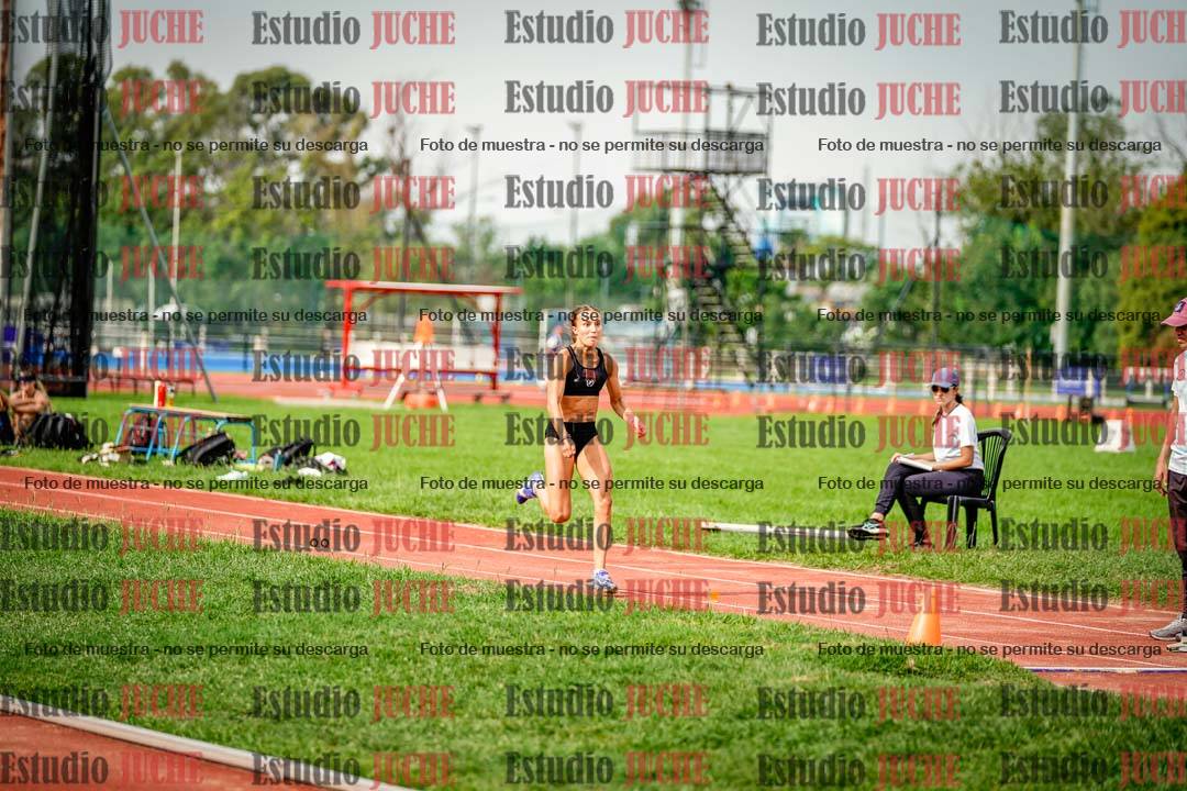 Fotos del salto en largo de mujeres