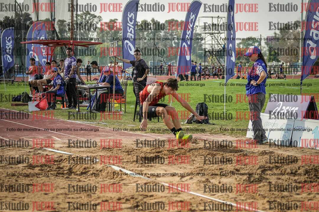 Fotos del salto en largo de varones
