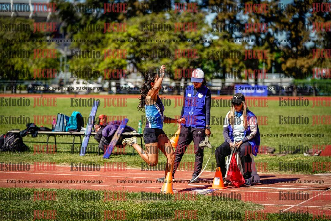 Fotos del salto en largo de mujeres