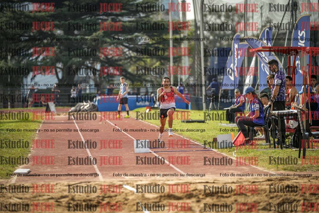 Fotos del salto en largo de varones