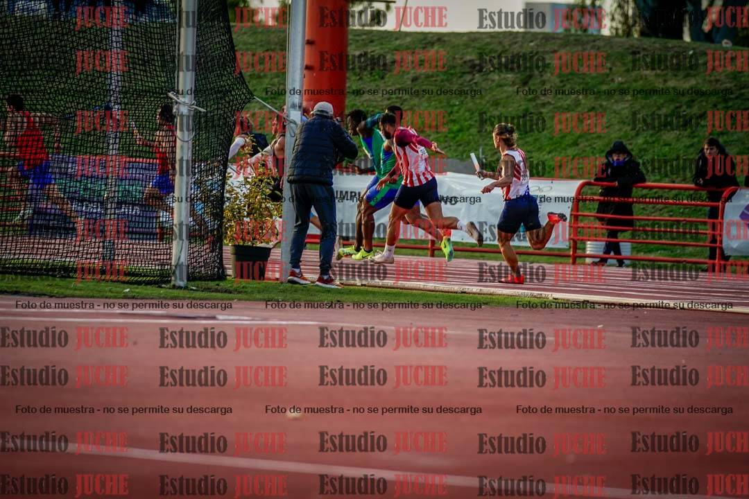 Fotos de las postas 4x100 m de varones - serie 2