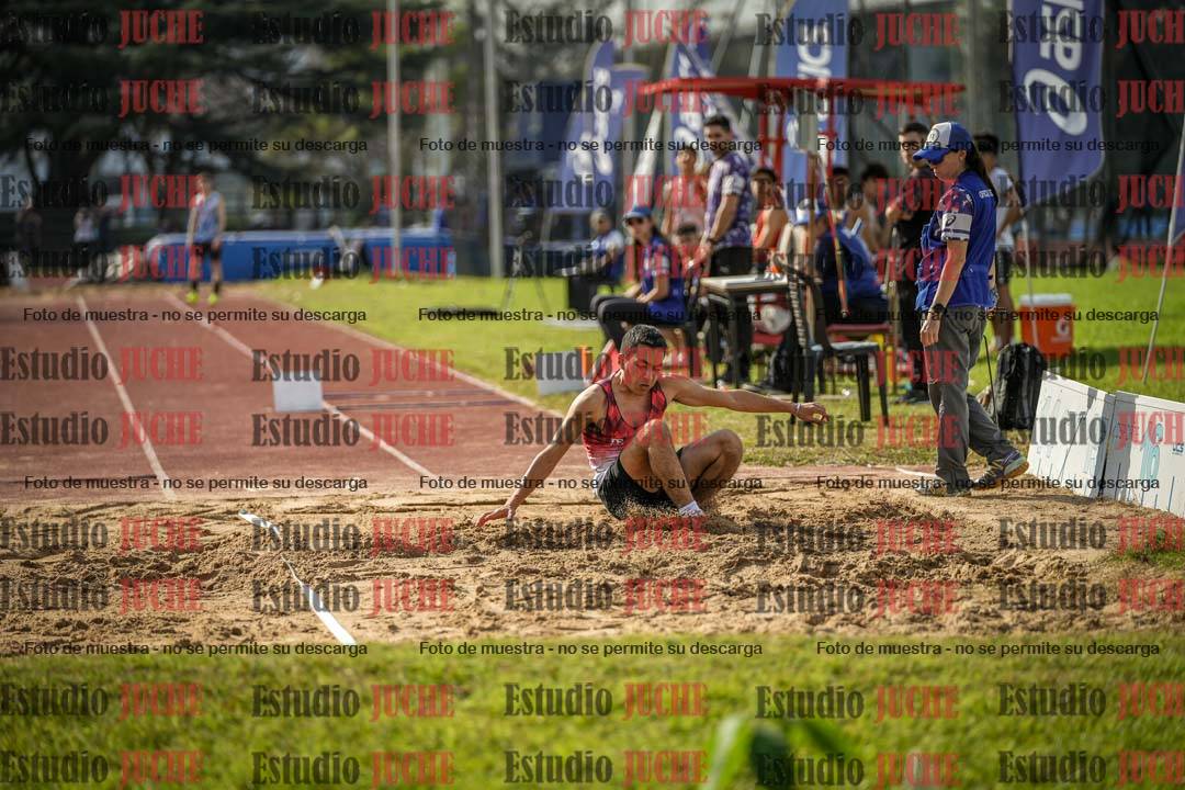 Fotos del salto en largo de varones