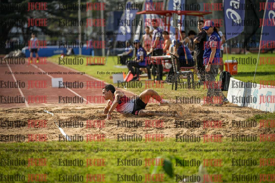 Fotos del salto en largo de varones